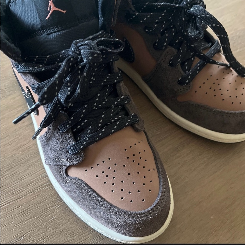Jordan 1 mid SE